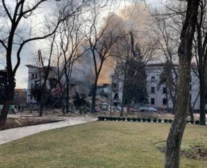 KİEV (AA) – Rus uçaklarının Ukrayna’nın Mariupol şehrinde yüzlerce sivilin