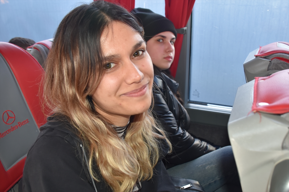 Ukrayna'dan tahliye edilen Türk öğrenciler, yurda dönüş yolunda AA'ya konuştu