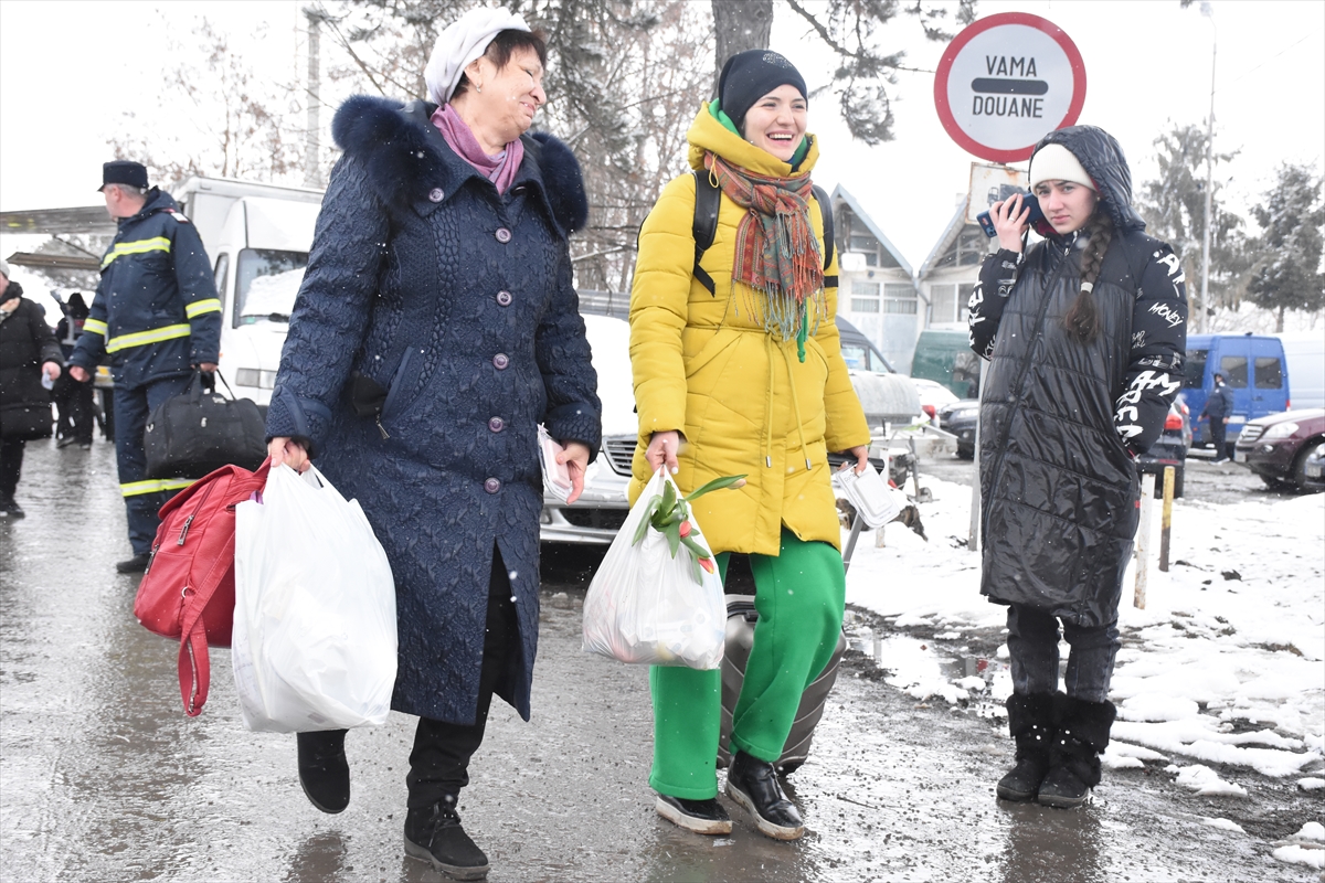Ukraynalı savaş mağdurlarının Siret Sınır Kapısı'ndan Romanya'ya geçişleri devam ediyor