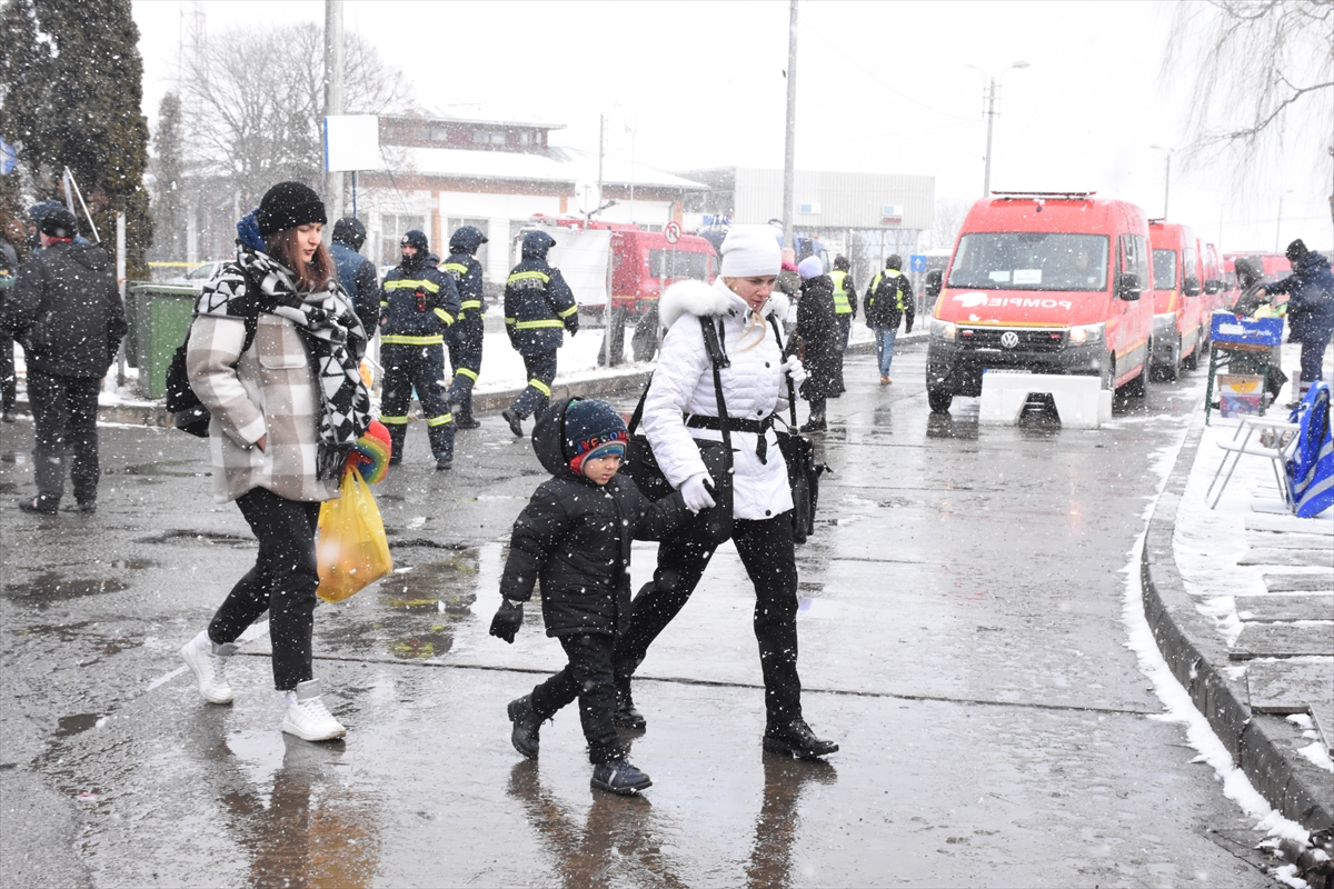 Ukraynalı savaş mağdurlarının Siret Sınır Kapısı'ndan Romanya'ya geçişleri sürüyor