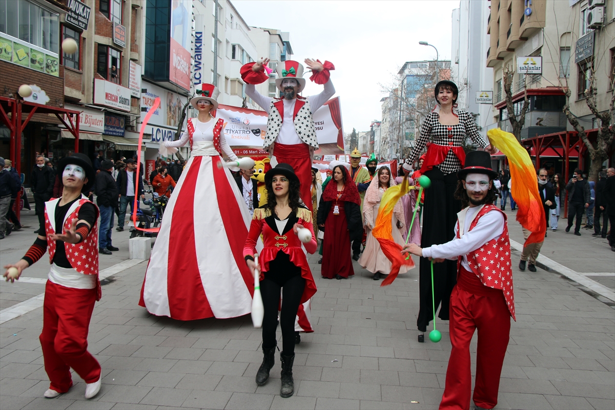 Uşak'ta 4. Ulusal Tiyatro Festivali kortej yürüyüşüyle başladı