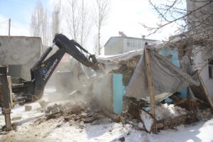 - Göçmenlerin barındırılması için kullanılan metruk yapı iş makineleriyle yıkıldı