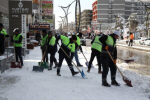 - Karla kaplı kaldırımları temizlerken verdikleri kısa molalarda türküler eşliğinde