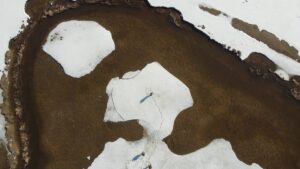 VAN (AA) – Van'ın Özalp ilçesinde sıcaklığın artmasıyla karların erimesi