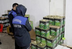 VAN (AA) – Van Büyükşehir Belediyesi, marketlerde stokçuluğun ve fahiş