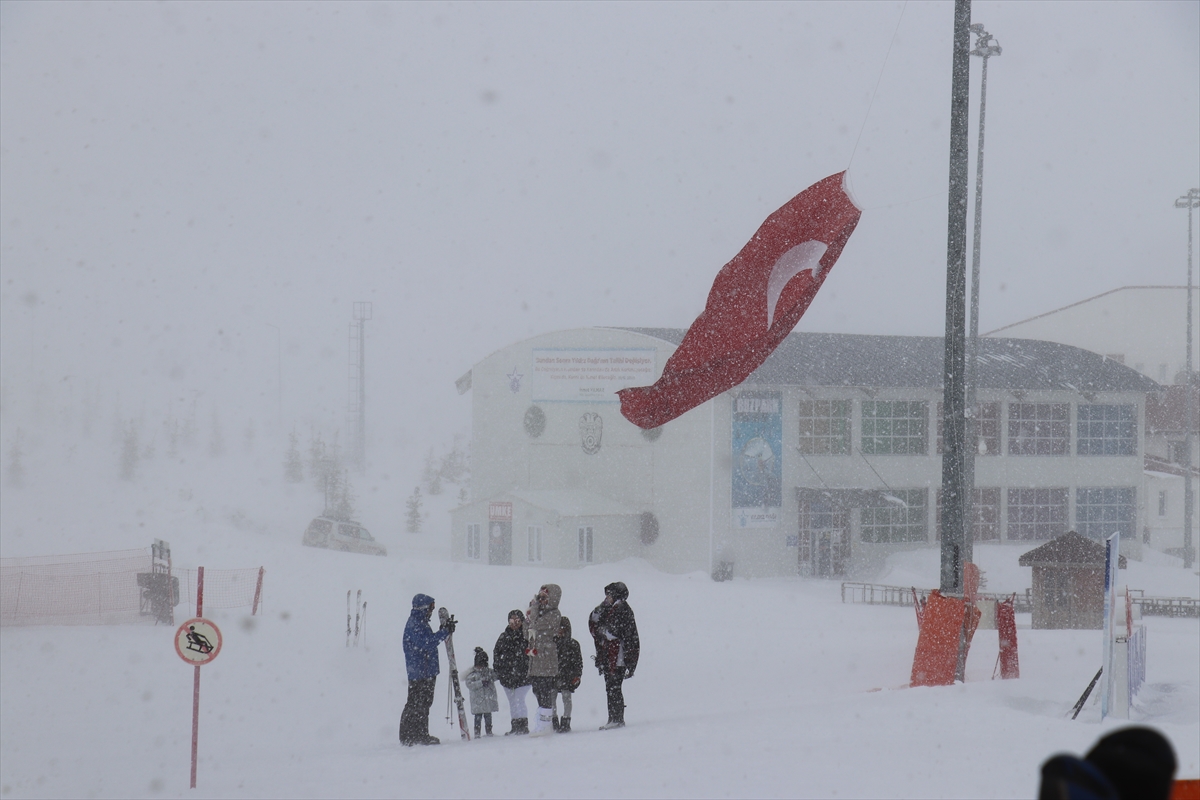 Yıldız Dağı'nda kar kalınlığı 145 santimetreye ulaştı