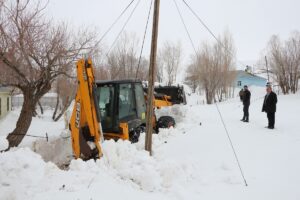 BİNGÖL (AA) – Bingöl'ün Karlıova ilçesinde yolu kar nedeniyle kapanan