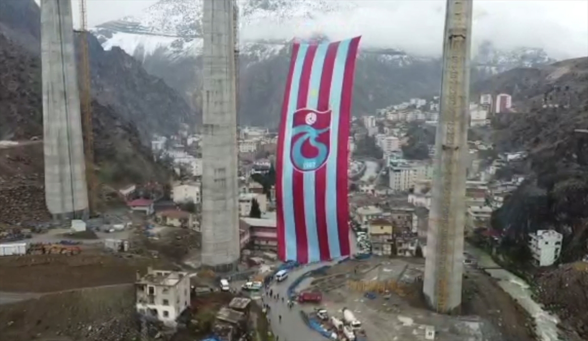 Yusufeli'nde viyadük ayakları arasına dev Trabzonspor bayrağı asıldı