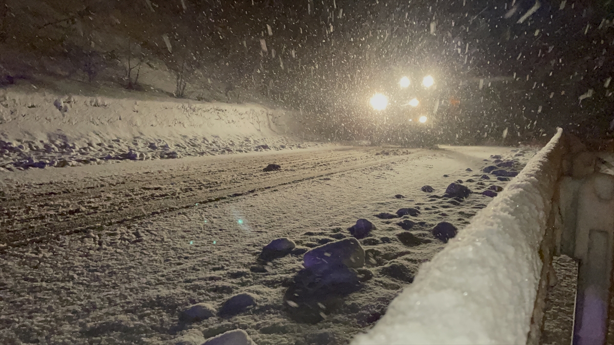 Zonguldak-İstanbul kara yolunda kar yağışı ulaşımı aksatıyor