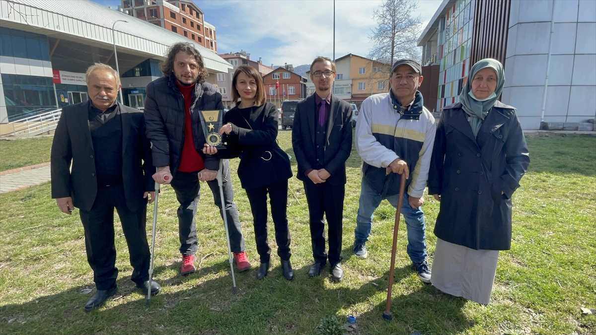 Zonguldak'taki engelli tiyatrocular “Yılın Tiyatro Oyunu” ödülüyle moral buldu