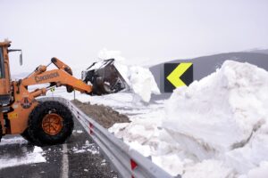 ARDAHAN (AA) – Kar ve tipi nedeniyle 4 aydır kapalı