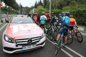 - Çeşme Kalesi önünden start alan 121,8 kilometrelik Çeşme-İzmir etabına