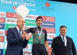 - Belçika'nın Alpecin-Fenix takımından Jasper Philipsen, üçüncü gündeki Çeşme-İzmir etabını
