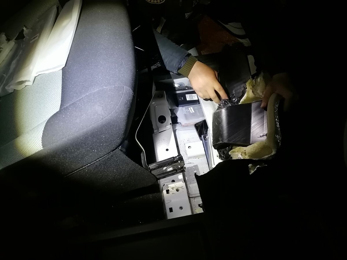 ADANA (AA) – Adana'da iki aracın gizli bölmelerinde gümrük kaçağı