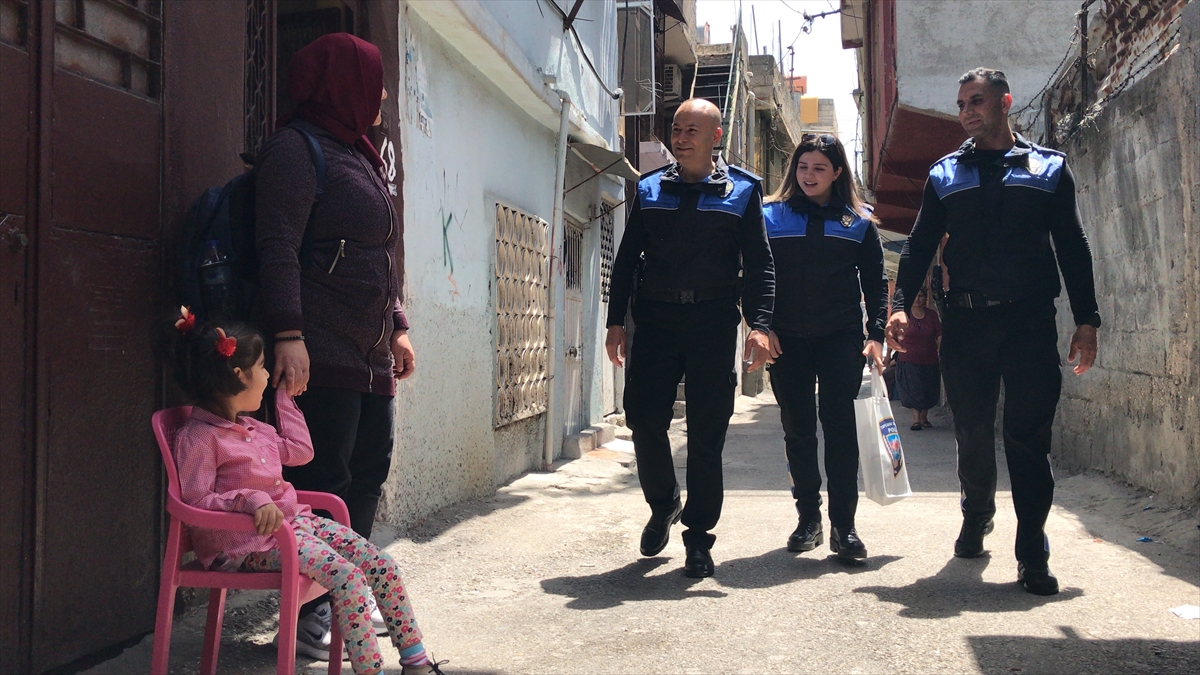 Adana'da polis ALS hastası çocuğu tedavi merkezine ekip aracıyla götürdü