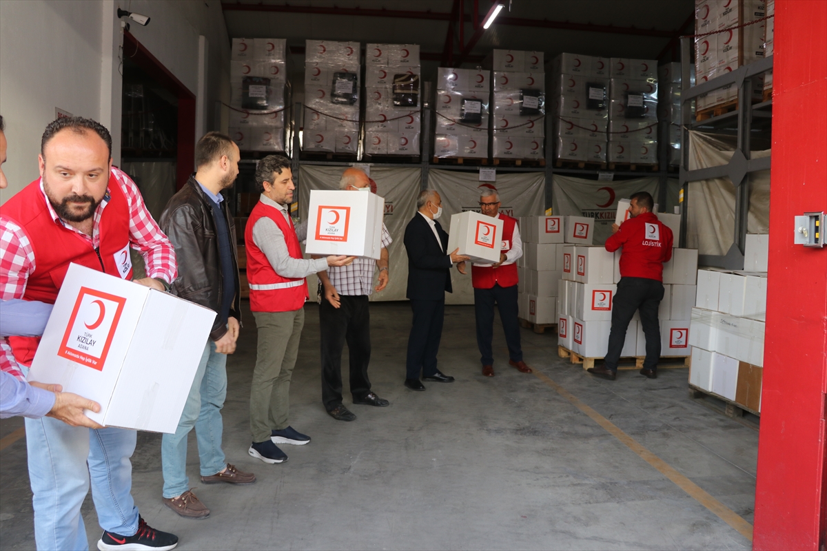 Adana'dan Afganistan'a insani yardım malzemesi gönderildi