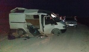 AĞRI (AA) – Ağrı'da içerisinde düzensiz göçmenlerin bulunduğu minibüsün devrilmesi