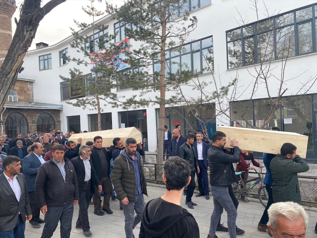 AĞRI (AA) – Ağrı'da ev eşyası yüklü kamyonun şarampole yuvarlanarak