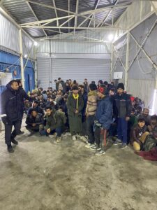 AĞRI (AA) – Ağrı'da kereste yüklü kamyonda saklanmış 113 düzensiz