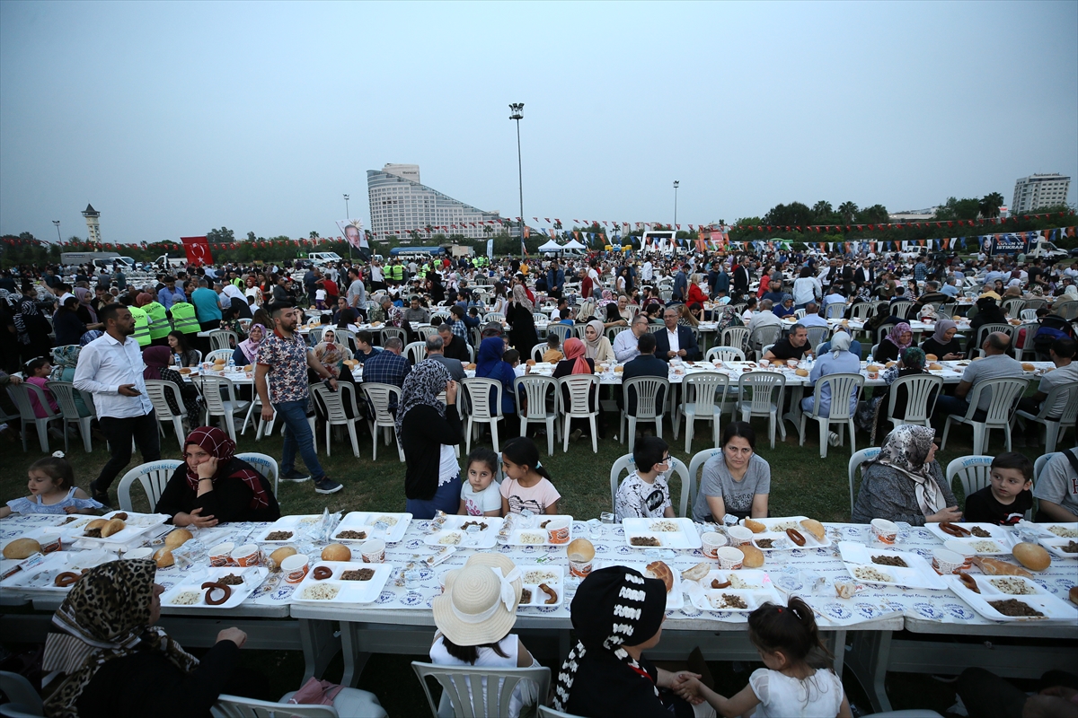 AK Parti'li Sarıeroğlu, Adana'da iftar programında konuştu:
