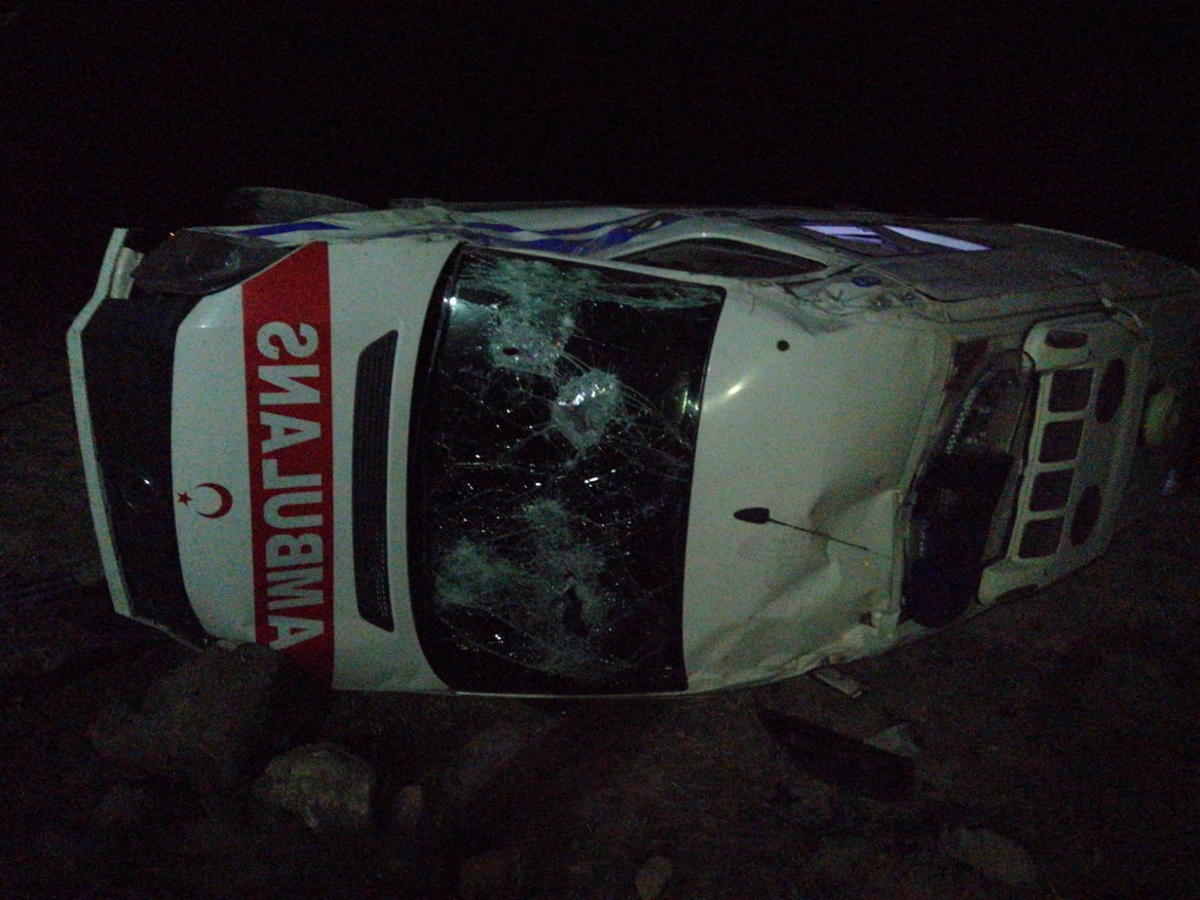 Aksaray'da devrilen ambulanstaki 4 kişi yaralandı
