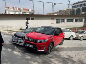 ANTALYA (AA) – Antalya'nın Alanya ilçesinde freni boşalan kamyon park