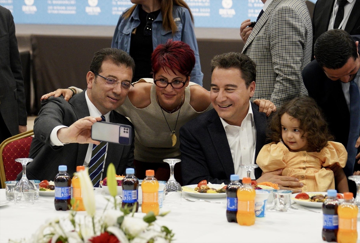 Ali Babacan, partisinin İstanbul İl Başkanlığının iftarına katıldı: