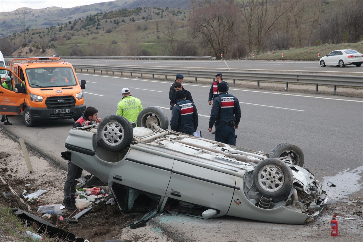 Anadolu Otoyolu'nda takla atan otomobildeki 4 kişi yaralandı
