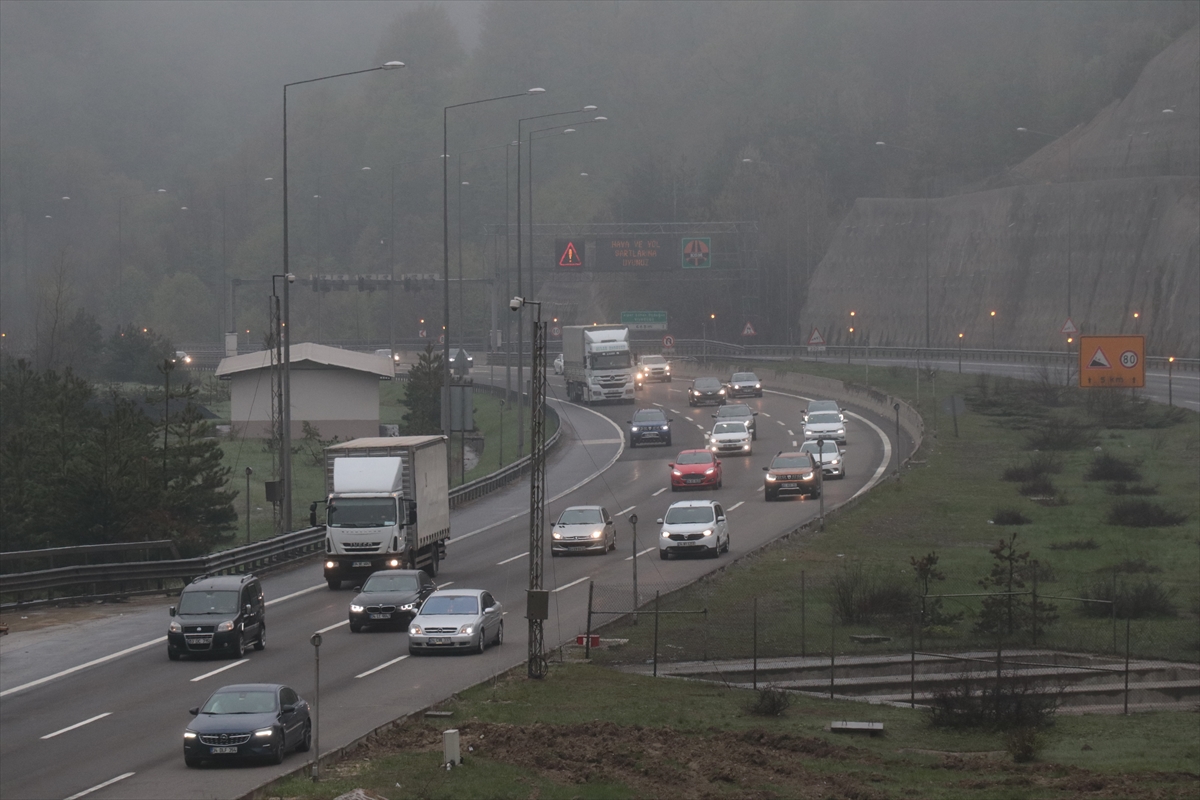 Anadolu Otoyolu'nun Bolu ve Düzce kesiminde bayram trafiği başladı