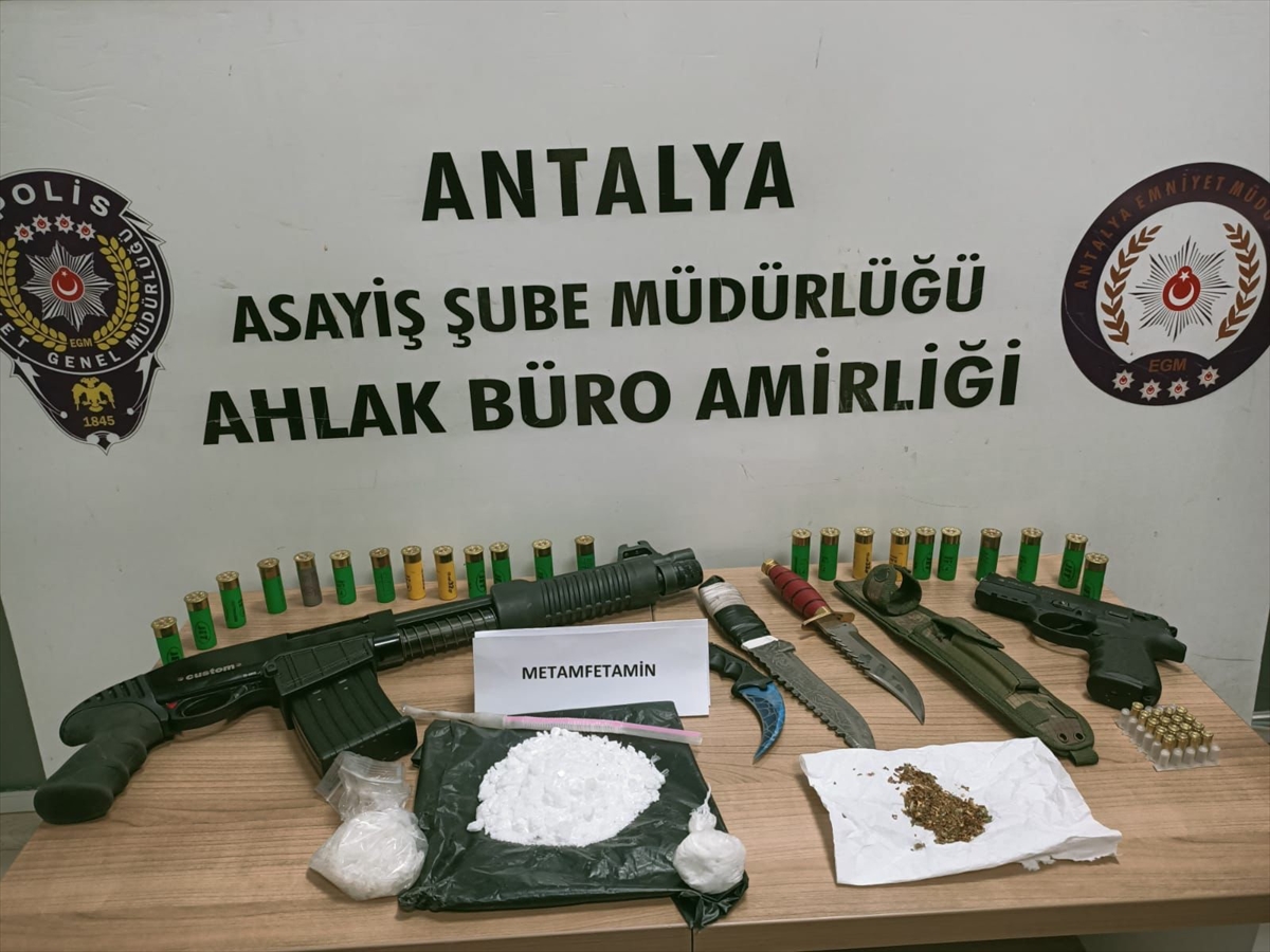 Antalya'da fuhuş ve kumar operasyonunda 9 şüpheli yakalandı