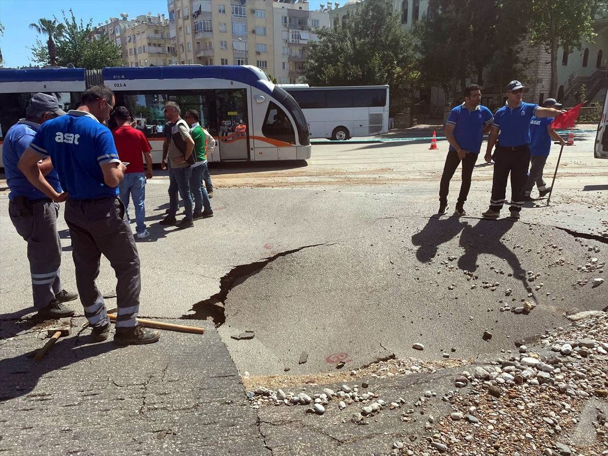 Antalya'da içme suyu ana isale hattında patlama nedeniyle yol çöktü