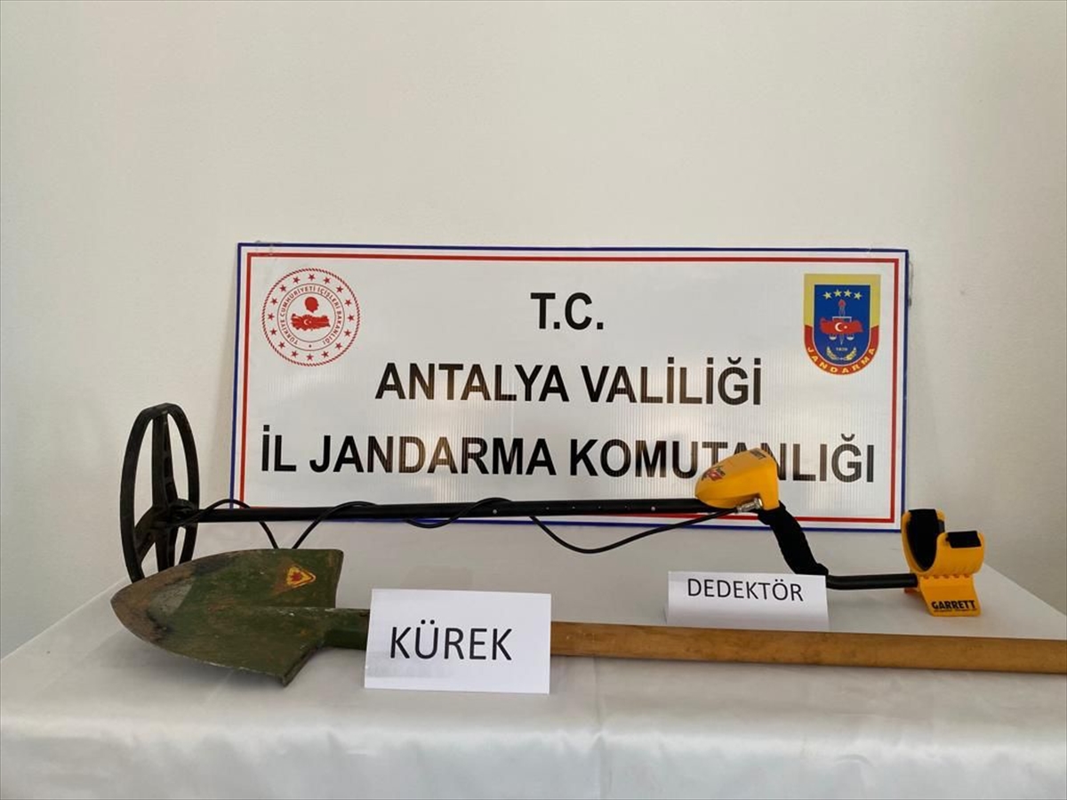 Antalya'da kaçak kazı yapan yabancı uyruklu kişi gözaltına alındı