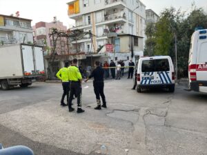 ANTALYA (AA) – Antalya'nın Kepez ilçesinde manevra yapan kamyonun altında