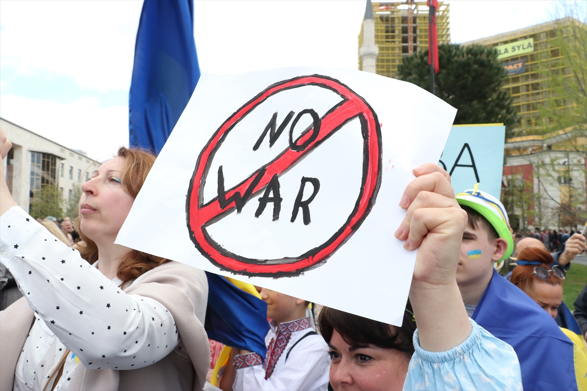 TİRAN (AA) – Arnavutluk'un başkenti Tiran'da, Ukrayna'ya destek gösterisi yapıldı.