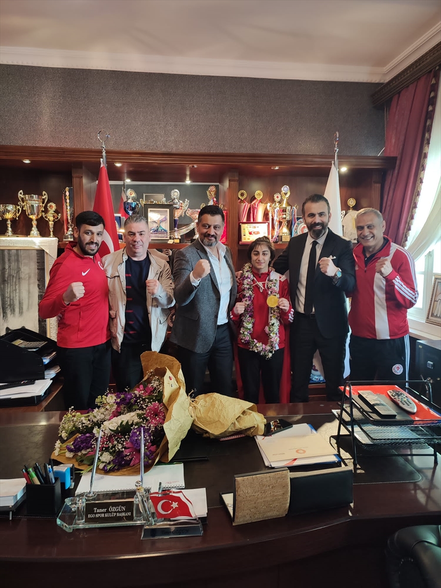 Avrupa şampiyonu milli boksör Filiz Işık, Ankara'da çiçeklerle karşılandı