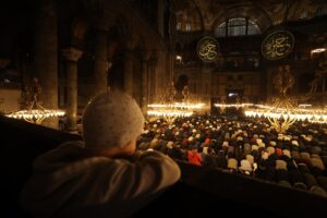 - Yoğun ilgi gösterilen caminin dolması nedeniyle bazı vatandaşlar, Diyanet