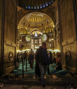 - Bariyerlerle koruma altına alınan kapı, onarım çalışmalarının sona ermesiyle