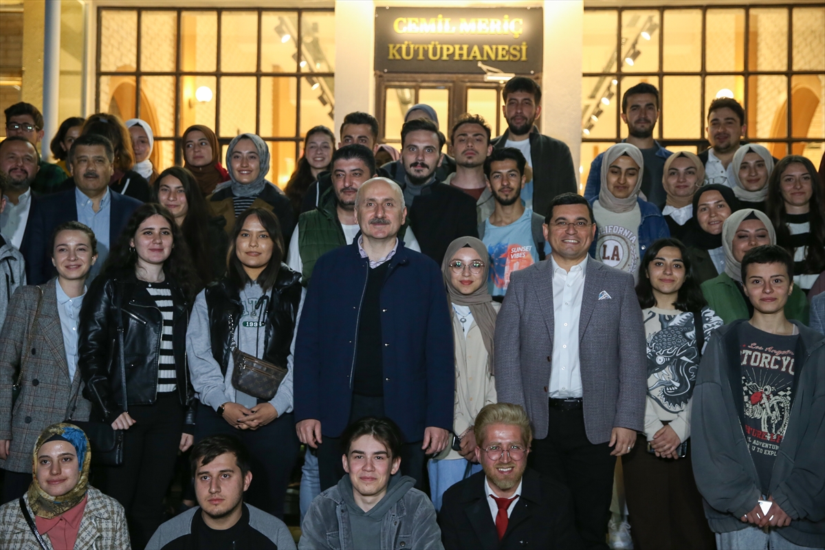 Bakan Karaismailoğlu, Antalya'da gençlerle sahurda bir araya geldi: