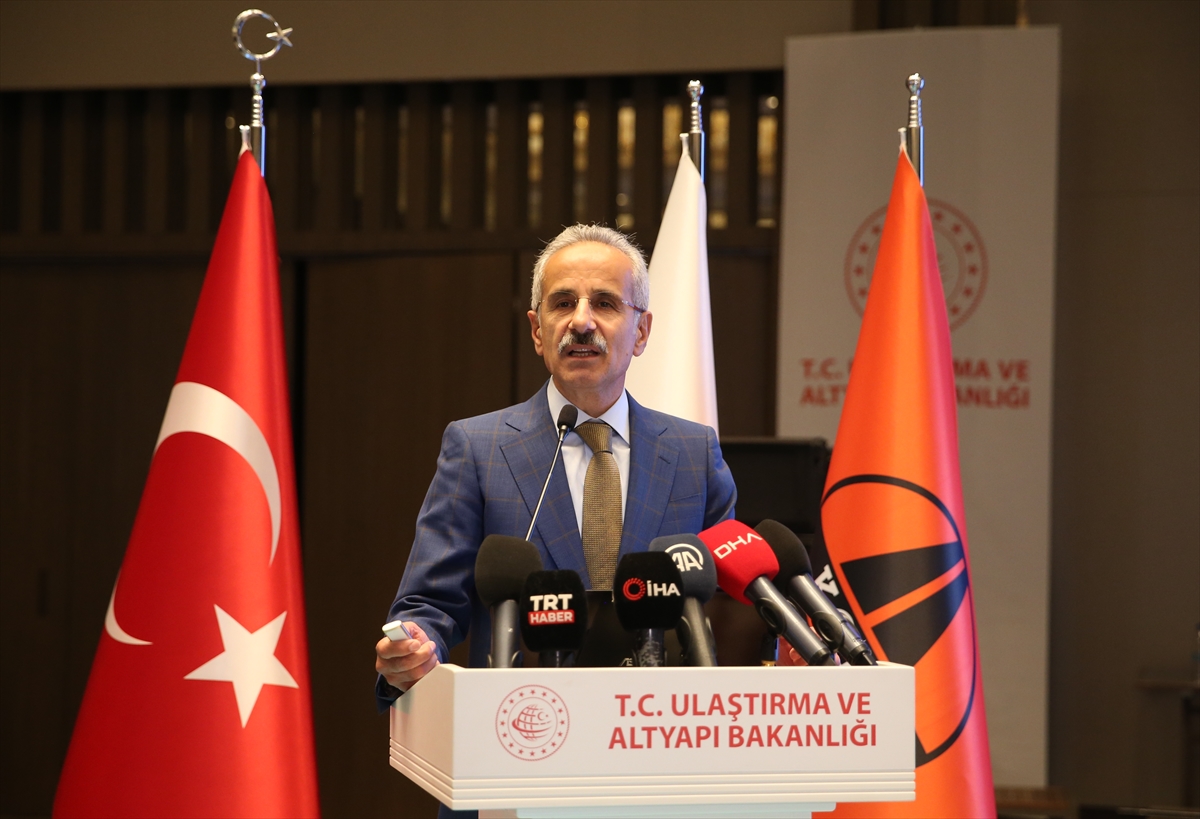 Bakan Karaismailoğlu, Karayolları Genel Müdürlüğü Bölge Müdürleri Toplantısı'nda konuştu: