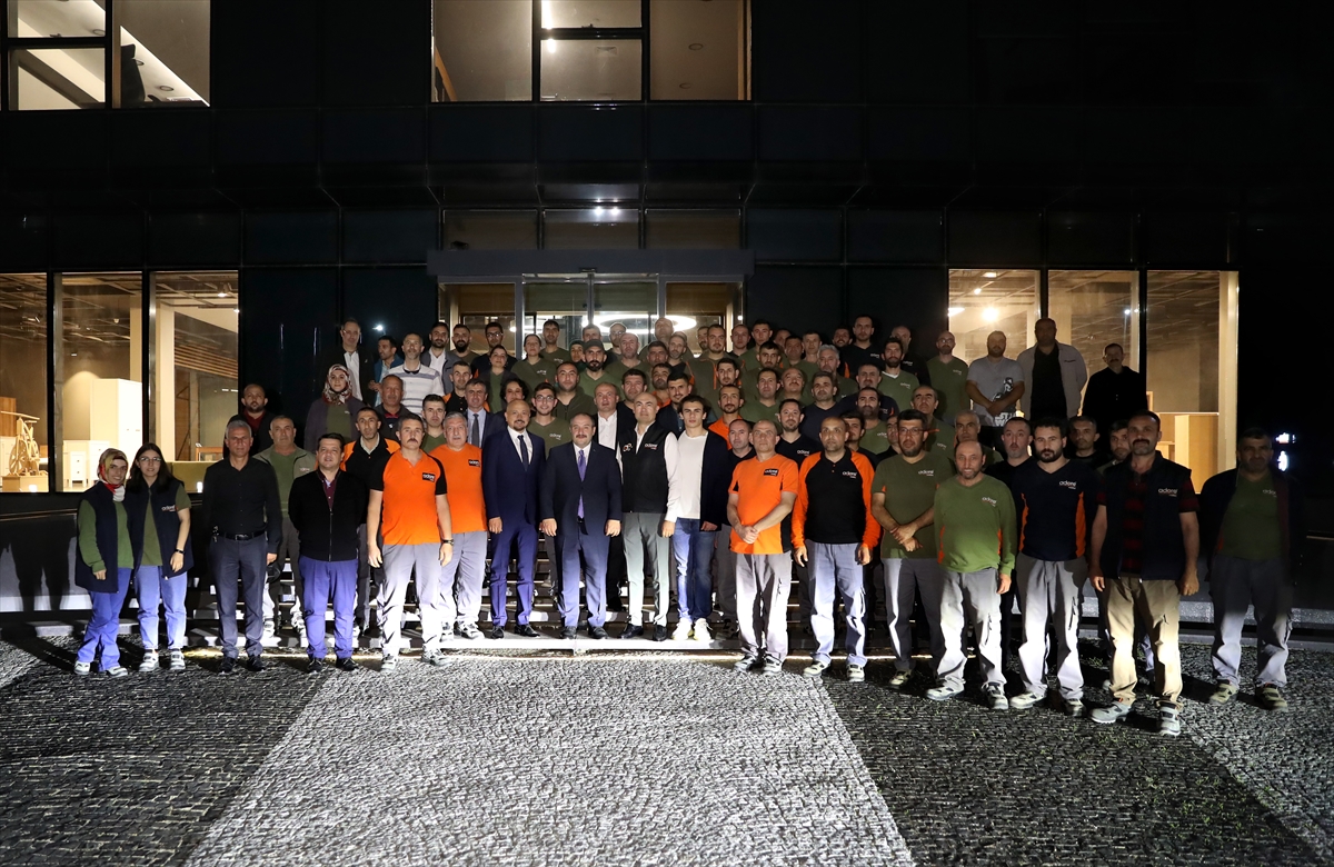 Bakan Varank, Türkiye'nin en büyük mobilya üretim tesisinde işçilerle iftar yaptı:
