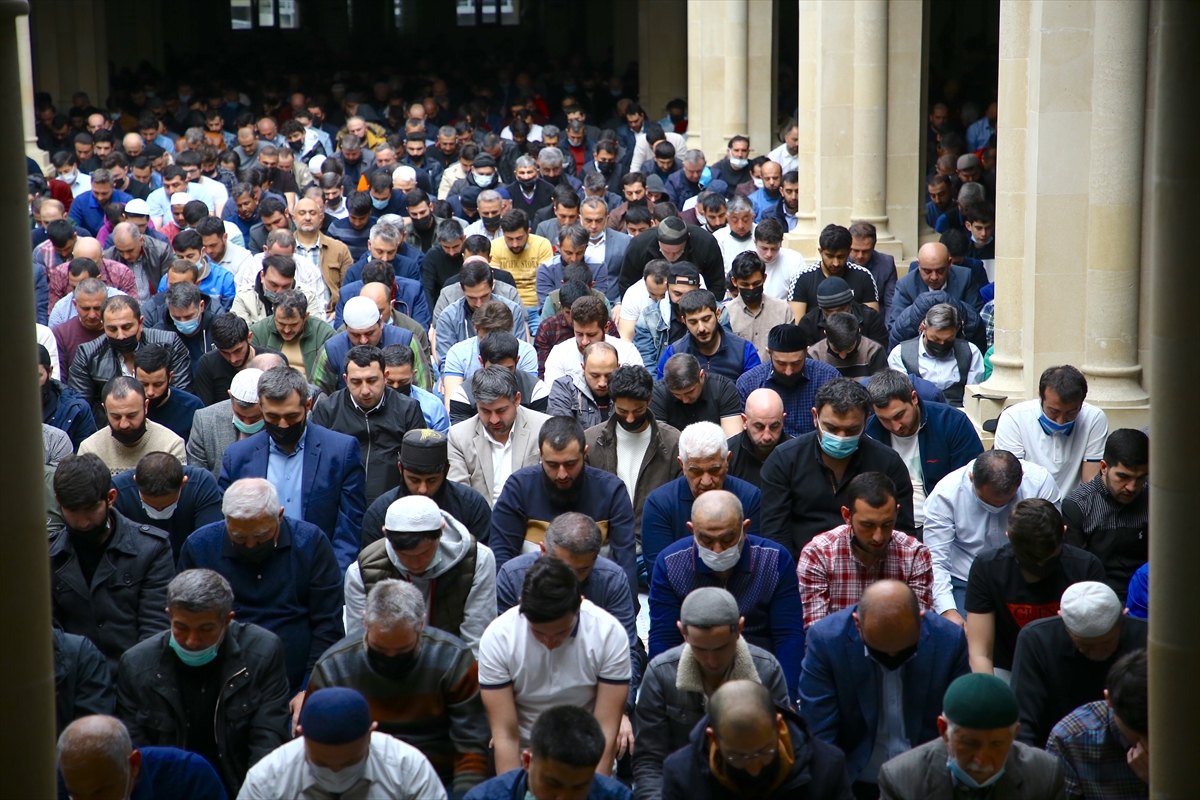 Bakü'de ramazan ayının ilk cuma namazı kılındı