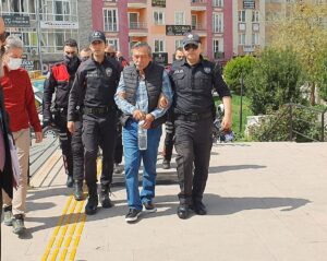 BALIKESİR (AA) – Balıkesir'in Edremit ilçesinde dün oğlunu satırla öldüren