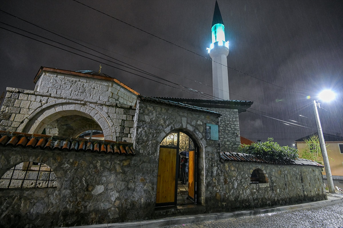 Balkan Müslümanları ilk teravih için camilere akın etti