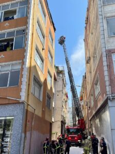 İSTANBUL (AA) – Bayrampaşa'da binanın çatısında çıkan yangın, hasara neden