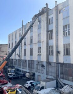 İSTANBUL (AA) – Bayrampaşa'da sanayi sitesindeki iş yerinin çatısında çıkan