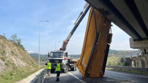 İSTANBUL (AA) – İstanbul'un Beykoz ilçesinde seyir halindeki kamyonun açılan