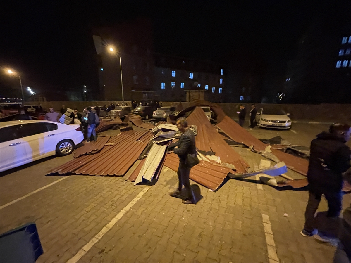 Bingöl'de şiddetli rüzgar bir binanın çatısını uçurdu