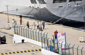 - Bahamalar bayraklı 230 metre uzunluğundaki "Artania" isimli kruvaziyer, 526