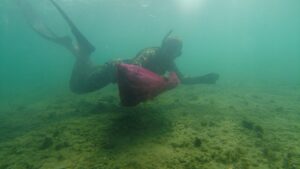 MUĞLA (AA) – Muğla'nın Bodrum ilçesinde, gönüllü kadın dalgıcın da