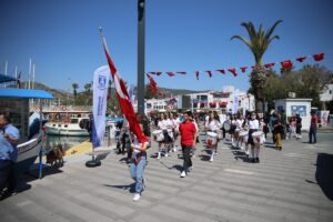 - Halk oyunları ekibindeki çocukların gösterileri yerli ve yabancı tatilcilerin